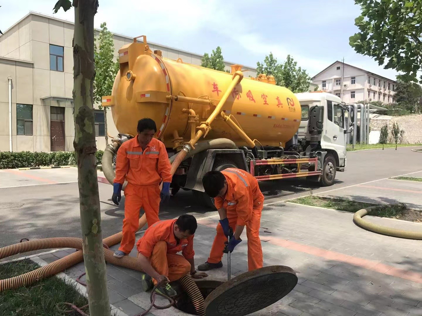 金城江管道疏通车停在窨井附近