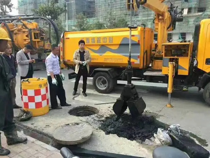 金城江街道：网格员化身“清道夫”，为民解忧疏通“堵心”化粪池