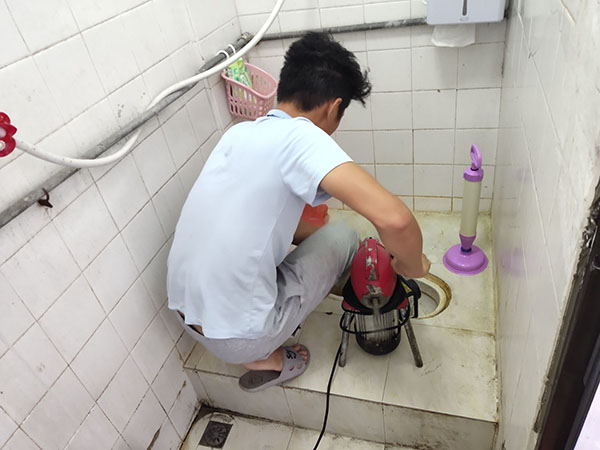 金城江肥皂掉到马桶里把马桶堵住了怎么办？马桶堵住了怎么办